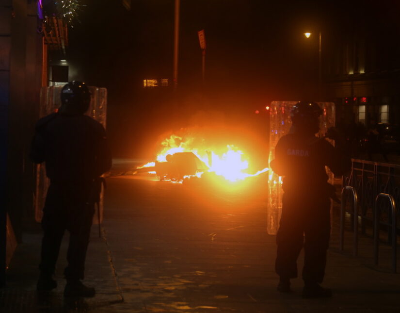 Χάος στο Δουβλίνο - Ακροδεξιοί έκαψαν την πόλη πιστεύοντας ότι ο δράστης της επίθεσης με μαχαίρι είναι μετανάστης