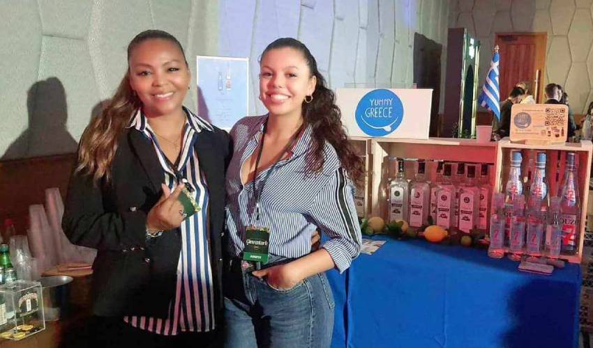 Η μητέρα Λεονορ και η κόρη Ισαβέλλα στην ελληνική βραδιά.