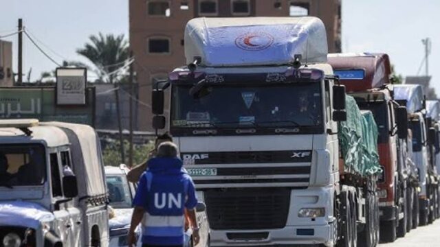 Τα πρώτα φορτηγά με ανθρωπιστική βοήθεια, μετά τη κατάρρευση της εκεχειρίας, εισήλθαν στη Γάζα μέσω της Ράφα