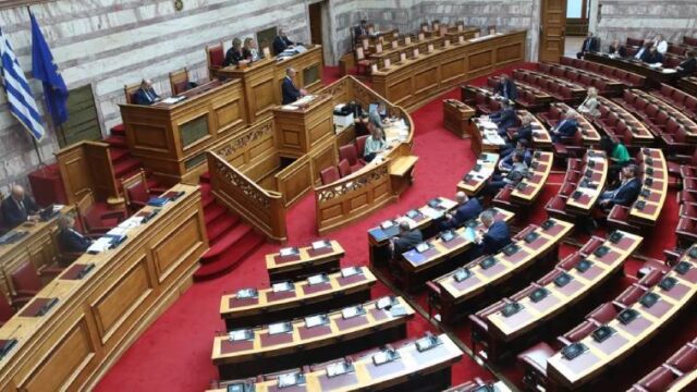 ΣΥΡΙΖΑ και Νέα Αριστερά φέρνουν στη Βουλή νομοσχέδιο για την ισότητα στο γάμο