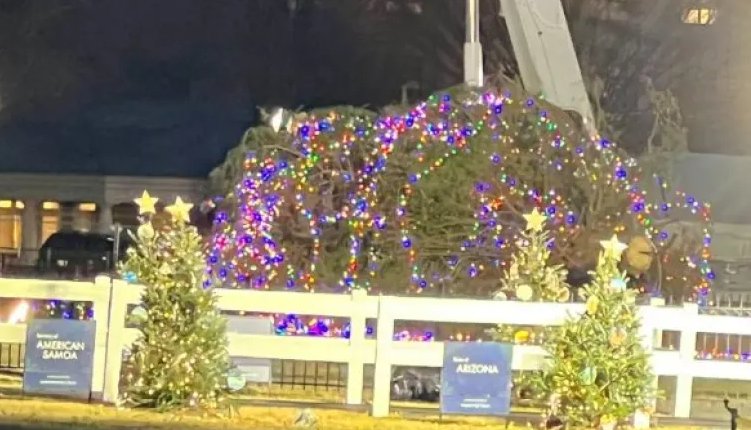 "Θύμα" των θυελλωδών ανέμων το 12 μέτρων χριστουγεννιάτικο δέντρο μπροστά από τον Λευκό Οίκο