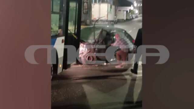 Δύο τραυματίες από τροχαίο στον Πειραιά - Αυτοκίνητο πέρασε με κόκκινο και έπεσε πάνω σε λεωφορείο