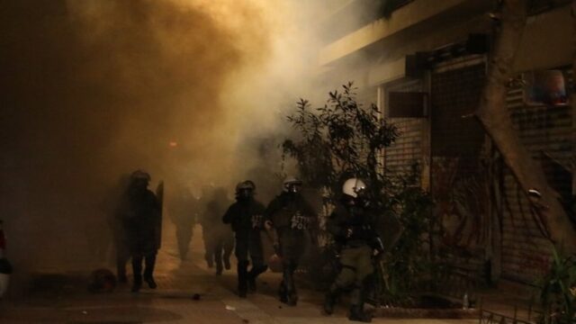 ΕΛ.ΑΣ: 163 προσαγωγές, 30 συλλήψεις σε Αθήνα και Θεσσαλονίκη για επεισόδια μετά τις πορείες για τον Γρηγορόπουλο