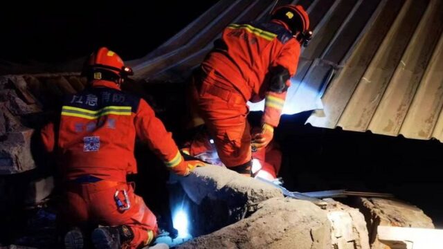 118 νεκροί, σχεδόν 580 τραυματίες, δεκάδες αγνοούμενοι από τον σεισμό στη βορειοδυτική Κίνα