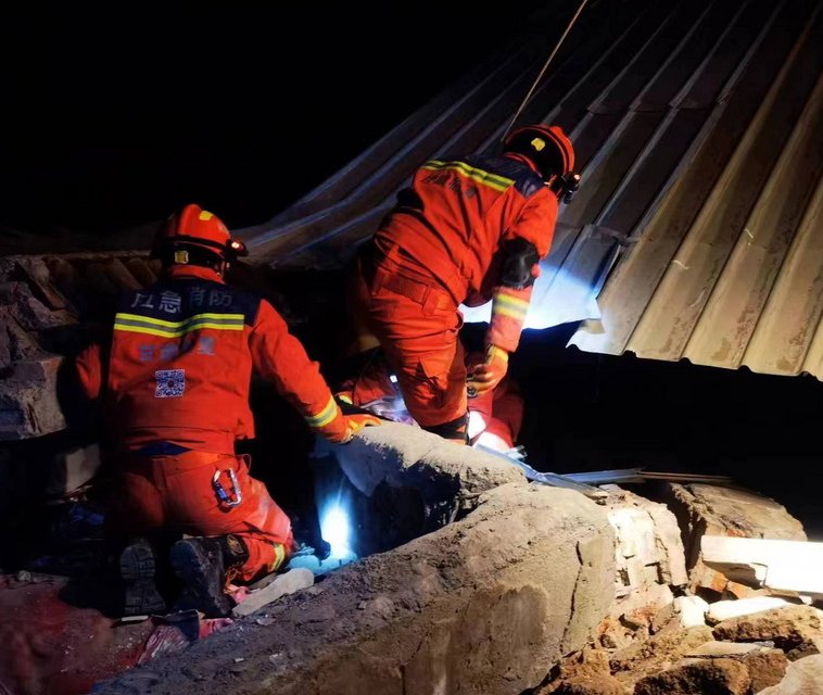 118 νεκροί, σχεδόν 580 τραυματίες, δεκάδες αγνοούμενοι από τον σεισμό στη βορειοδυτική Κίνα