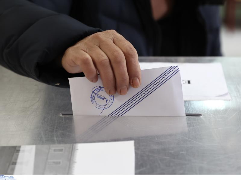 ΣΥΡΙΖΑ για προεκλογικό πριμ σε δημοσίους υπαλλήλους – Κυβέρνηση: Δεν αποφασίσθηκε τώρα