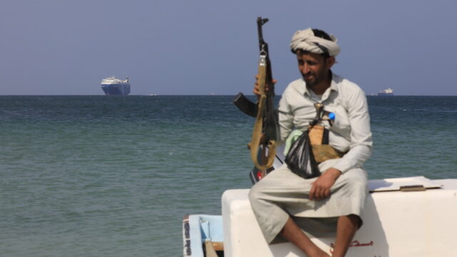 Έξι πυραύλους κατά εμπορικών πλοίων στην Ερυθρά Θάλασσα εξαπέλυσαν οι Χούτι, λέει η CENTCOM
