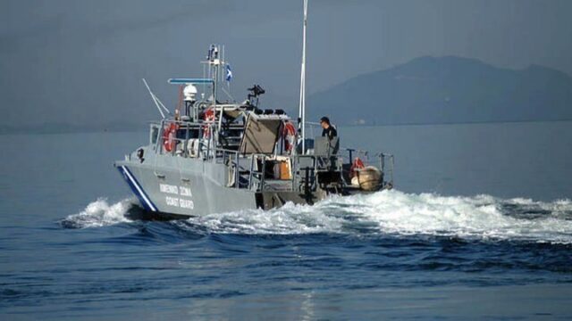 Μεγάλο σκάφος διακινητών στέλνει μετανάστες σε “δόσεις” με βάρκες στην Κρήτη