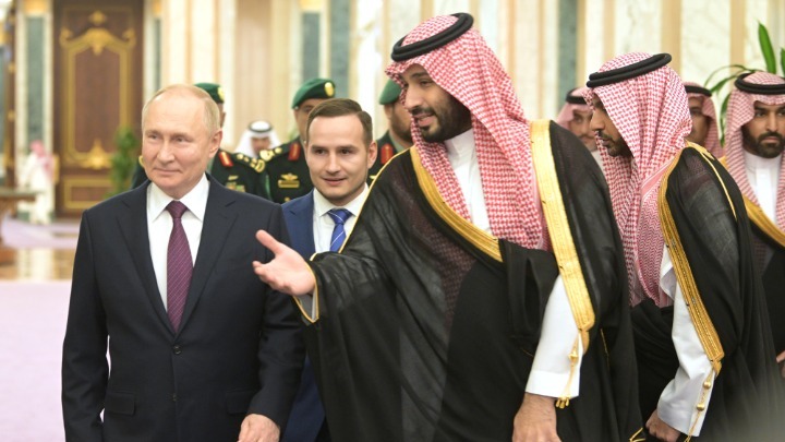 Περικοπές στην παραγωγή πετρελαίου ζητούν Ρωσία και Σαουδική Αραβία,