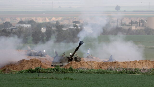 Μαίνονται οι μάχες στη νότια Γάζα - Διεθνής κατακραυγή για ισραηλινά πλήγματα σε εγκατάσταση του ΟΗΕ