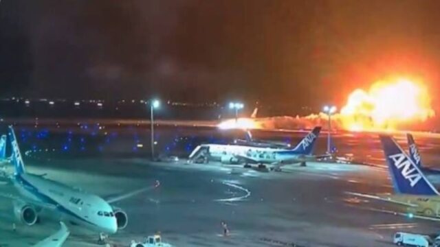 Σώοι οι επιβαίνοντες στο αεροπλάνο της Japan Airways που τυλίχθηκε στις φλόγες,