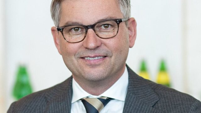 Αυστριακός υπουργός έτρεχε πολύ και του πήραν το δίπλωμα