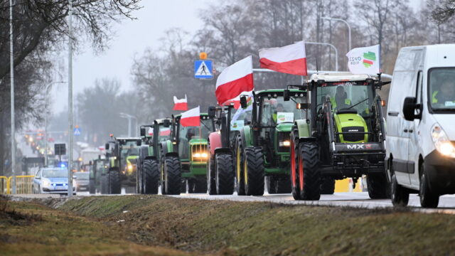 Απέκλεισαν 160 δρόμους οι Πολωνοί αγρότες – Ο Τουσκ υποσχέθηκε λύση “που ίσως δεν αρέσει στην Ουκρανία”