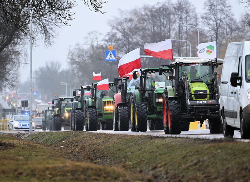 Απέκλεισαν 160 δρόμους οι Πολωνοί αγρότες – Ο Τουσκ υποσχέθηκε λύση “που ίσως δεν αρέσει στην Ουκρανία”