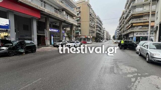 IX έπεσε πάνω σε έξι σταθμευμένα αυτοκίνητα στη Θεσσαλονίκη - Δύο τραυματίες