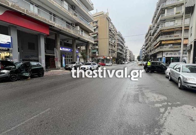IX έπεσε πάνω σε έξι σταθμευμένα αυτοκίνητα στη Θεσσαλονίκη - Δύο τραυματίες
