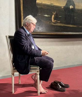 Ο Ιταλός υφυπουργός Πολιτισμού με τον κλεμμένο πίνακα: Μα έκλεψαν το αντίγραφο, εγώ είχα πάντα το πρωτότυπο