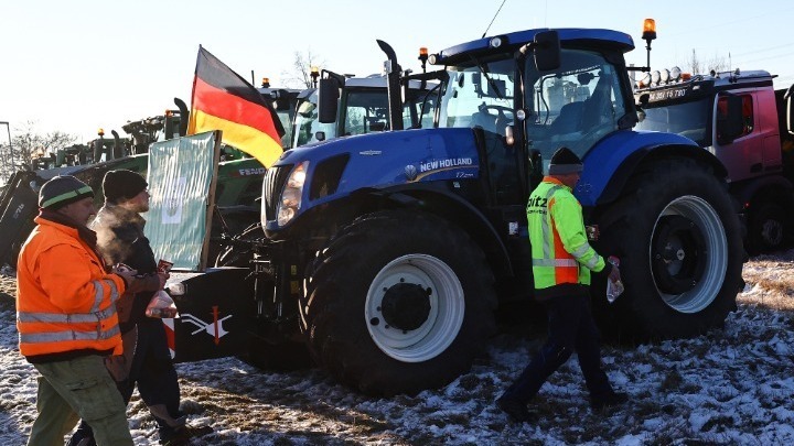 Αγρότες και μηχανοδηγοί κάνουν άνω κάτω τη Γερμανία - Έκλεισαν οδικοί κόμβοι,