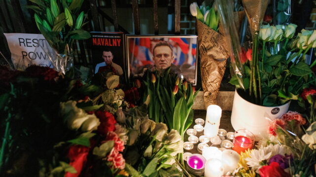 Η σορός του Ναβάλνι δεν έχει μεταφερθεί στο νεκροτομείο - Πάνω από 110 συλλήψεις διαδηλωτών στη Μόσχα