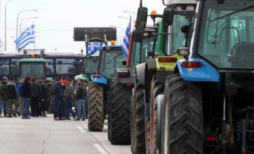 Πρώτα μπλόκα των αγροτών – Μητσοτάκης: “Διάλογος με ανοιχτούς δρόμους”