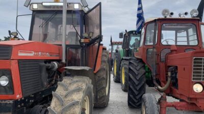 Ένταση στο μπλόκο των αγροτών στη Λάρισα – Σήκωσαν στα χέρια οχήματα της ΕΛ.ΑΣ.