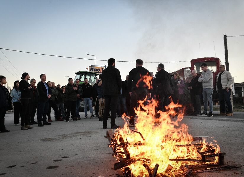 Αγροτικό ζήτημα: Ημίωρα μπλόκα και εντάσεις -Διάψευση έως ερωτηματικό στη συνάντηση με Μητσοτάκη