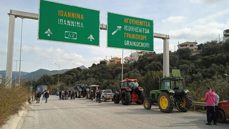 Αγρότες έκλεισαν τον δρόμο που οδηγεί στο λιμένα της Ηγουμενίτσας