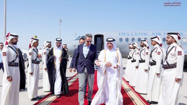 Στο Κατάρ ο πρωθυπουργός – Στο “τραπέζι” η Ερυθρά Θάλασσα και οι διπλωματικές ισορροπίες