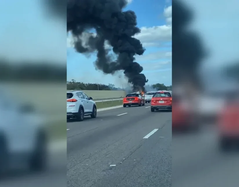Αεροσκάφος συνετρίβη πάνω σε ΙΧ σε κεντρικό δρόμο στη Φλόριντα – Τρεις από τους επιβαίνοντες σώθηκαν