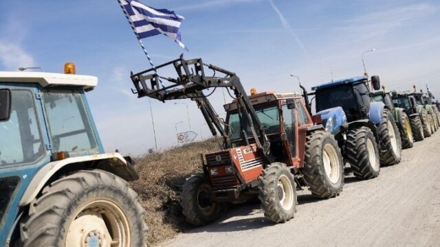 Άνοιξε η Εθνική από τα αγροτικά μπλόκα που κατηφορίζουν σταδιακά προς Αθήνα