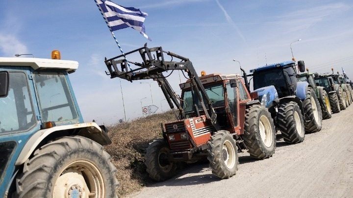Έκλεισαν και τα δύο ρεύματα αγρότες στην Εθνική Οδό Αθηνών-Λαμίας