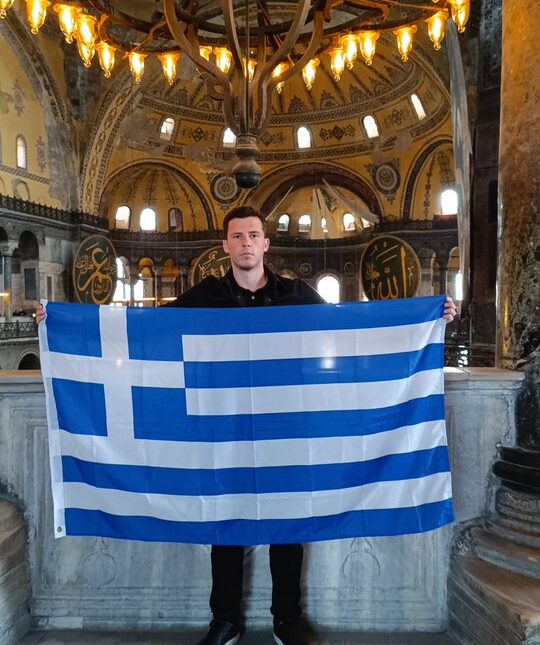 Έλληνας φωτογραφήθηκε με την ελληνική σημαία στην Αγία Σοφία