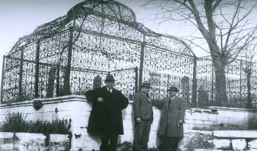 Ο τάφος του Αλή Πασά στην ακρόπολη του «Ιτς Καλέ» των Ιωαννίνων, μπροστά από το Φετιχιέ τζαμί, το 1936 (Φωτ. Απόστολος Βερτόδουλος)