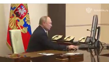 Διαδικτυακά ψήφισε ο Πούτιν – Συλλήψεις για μπογιές και μολότοφ – “Φάρσες” Ουκρανών που τάζουν λεφτά λέει η Μόσχα