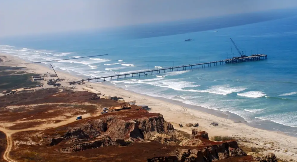 προσωρινές πλωτές αποβάθρες σε πυλώνες