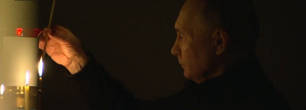 Στο προεδρικό παρεκκλήσι άναψε ο Πούτιν κερί για τα θύματα της επίθεσης