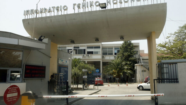 Θεσσαλονίκη: Αυτοκίνητο έσπασε τη τζαμαρία και μπήκε μέσα στο Ιπποκράτειο Νοσοκομείο