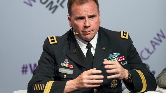 Πρώην διοικητής στρατού ΗΠΑ στην Ευρώπη-Οικονομικό Φόρουμ Δελφών: “Η Ρωσία είναι σε πόλεμο με τη Δύση”