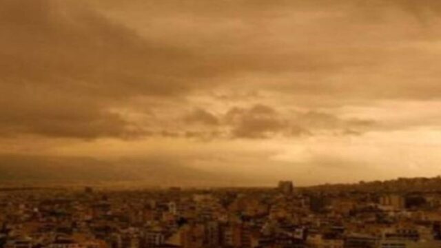 Θυελλώδεις νοτιάδες τύπου Foen καλύπτουν την Ελλάδα με σκόνη από τη Σαχάρα,