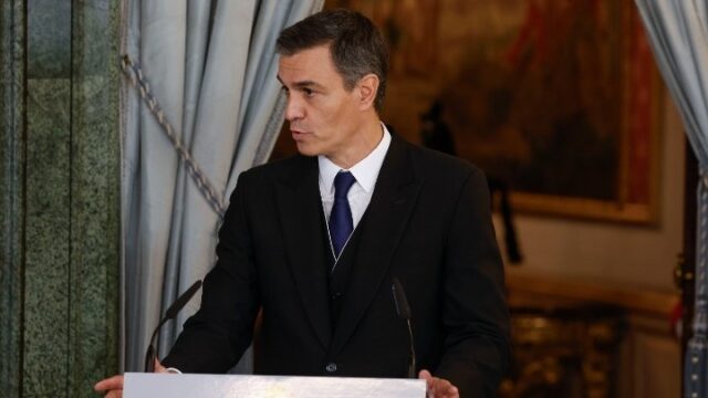 Ισπανία: Και με τον αδελφό του πρωθυπουργοὐ τα βάζει τώρα η Manos Impias