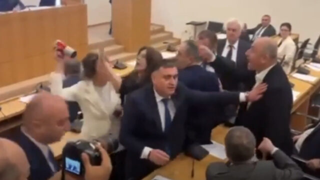 Γεωργία: Νόμος για αντεθνική χρηματοδότηση από εξωτερικό – Βουλευτής πέταξε μπουκάλι σε κυβερνητικό!