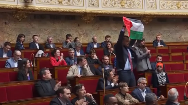Γαλλία: Βουλευτής της Ανυπότακτης Γαλλίας σηκώνει παλαιστινιακή σημαία στην εθνοσυνέλευση