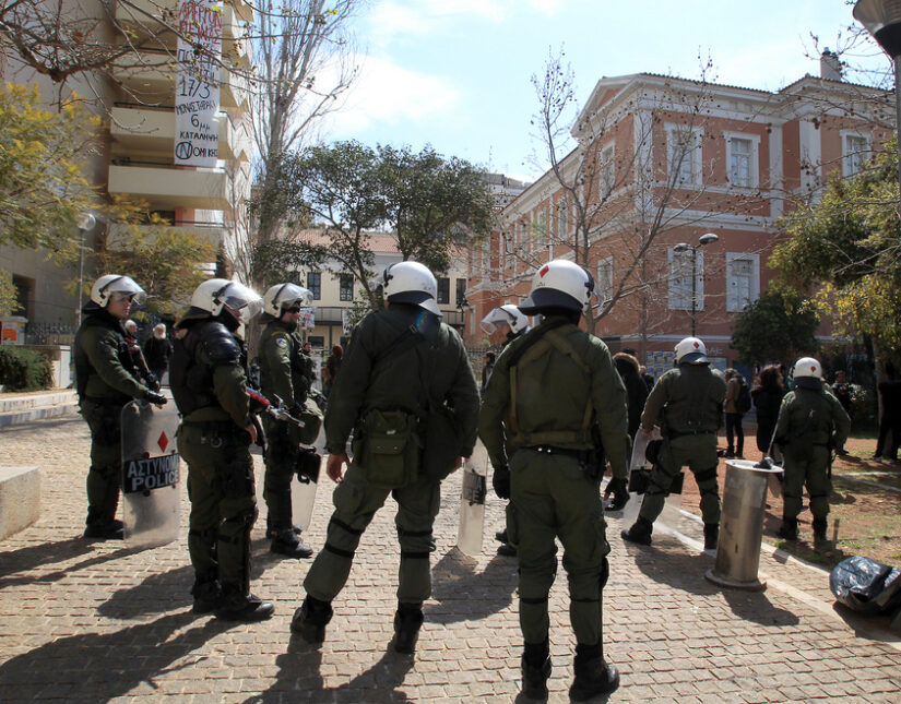 Επιχείρηση της ΕΛ.ΑΣ για την εκκένωση της Νομικής που τελεί υπό κατάληψη από χθες Δευτέρα