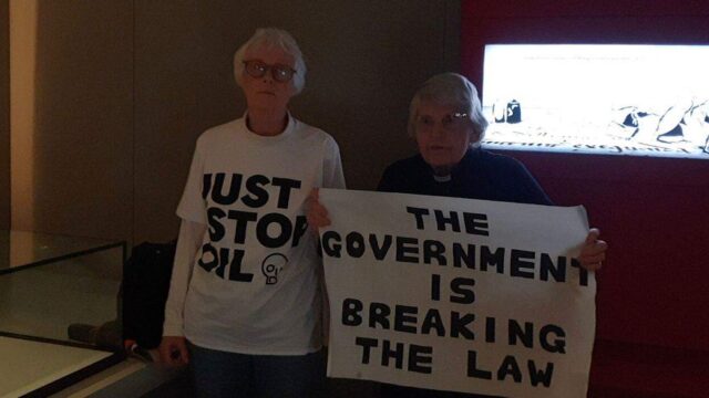 80χρονες ακτιβίστριες έκαναν έφοδο ζητώντας να σταματήσει η εξόρυξη πετρελαίου