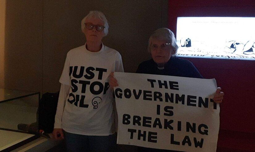80χρονες ακτιβίστριες έκαναν έφοδο ζητώντας να σταματήσει η εξόρυξη πετρελαίου