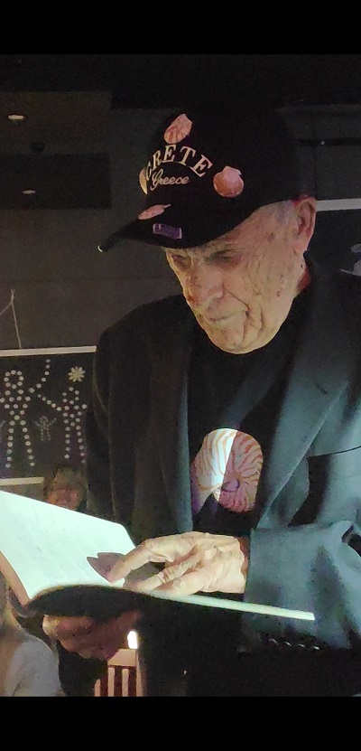 Ο Γιάννης Δημαράς παρουσιάζει στίχους ποιήματος του που στη συνέχεια παρουσιάσθηκαν μελοποιημένοι.