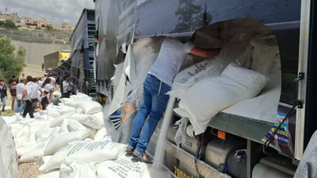 Γάζα: Ισραηλινοί μπλοκάρουν φορτηγά ανθρωπιστικής βοήθειας και πετάνε τα τρόφιμα στο δρόμο