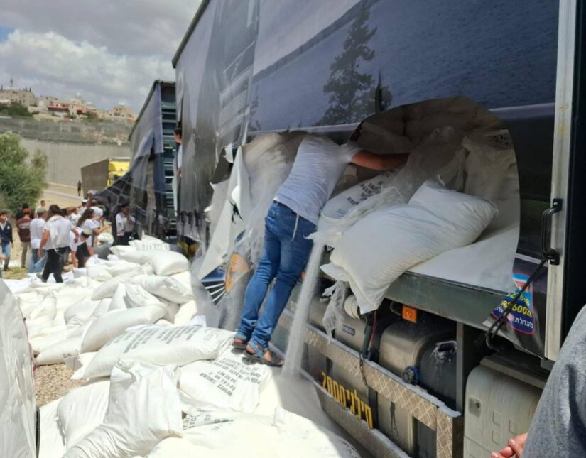 Γάζα: Ισραηλινοί μπλοκάρουν φορτηγά ανθρωπιστικής βοήθειας και πετάνε τα τρόφιμα στο δρόμο