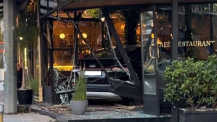 Αυτοκίνητο έπεσε πάνω σε καφετέρια στη λεωφόρο Συγγρού - Σώθηκε από θαύμα ο οδηγός