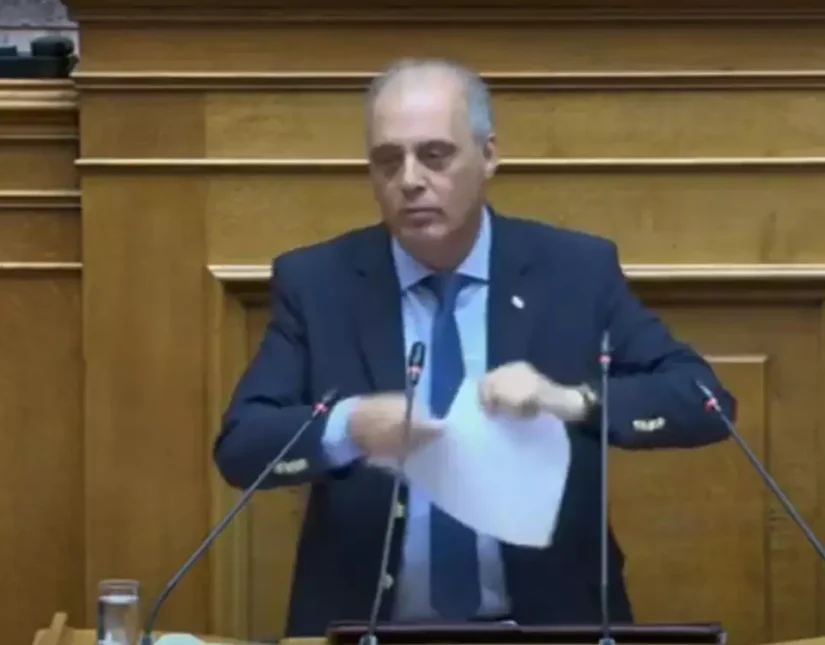 Tο ΦΕΚ με την Συμφωνία των Πρεσπών έσκισε στη Βουλή ο Βελόπουλος